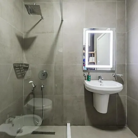 Vista Luxe Balcony With Free Private Parking *