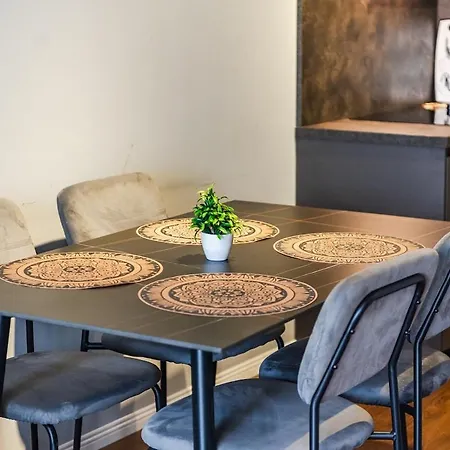 Vista Luxe Balcony With Free Private Parking *