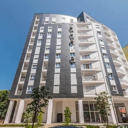 Vista Luxe Balcony With Free Private Parking