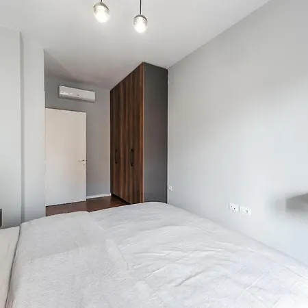 Vista Luxe Balcony With Free Private Parking *