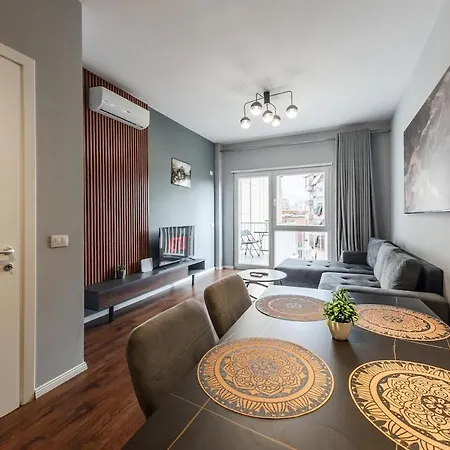 Vista Luxe Balcony With Free Private Parking * 티라나