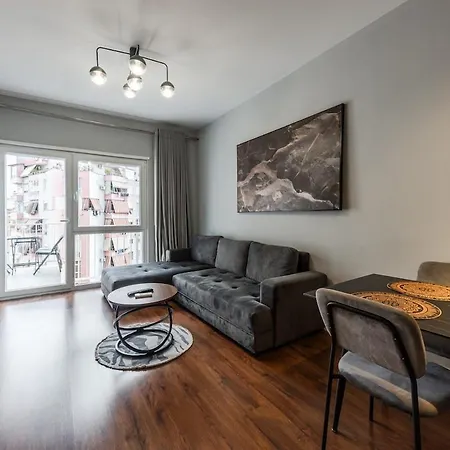 Vista Luxe Balcony With Free Private Parking 티라나