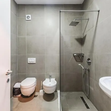 Vista Luxe Balcony With Free Private Parking * 티라나