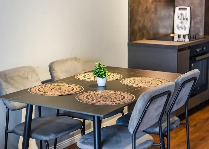 Vista Luxe Balcony With Free Private Parking *